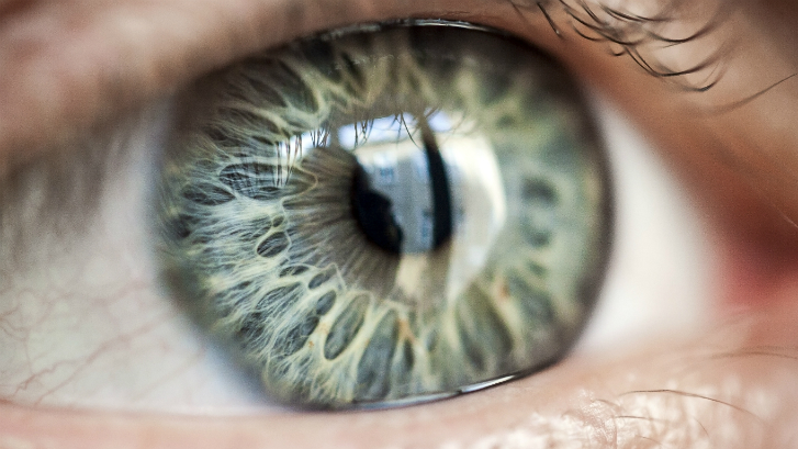 Is een lensvervanging pijnlijk?